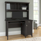 Petit bureau d'ordinateur avec étagère de rangement sur le dessus