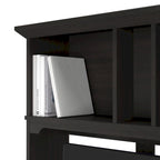 Petit bureau d'ordinateur avec étagère de rangement sur le dessus