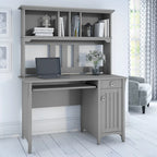 Petit bureau d'ordinateur avec étagère de rangement sur le dessus