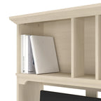Petit bureau d'ordinateur avec étagère de rangement sur le dessus