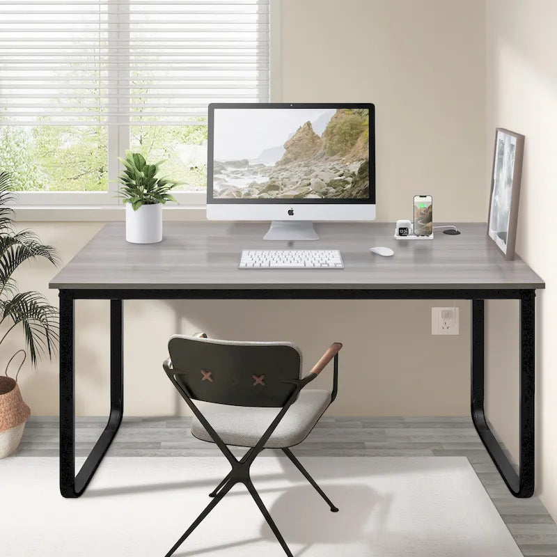 Bureau d'ordinateur moderne en métal noir avec étagères de rangement pour usage personnel