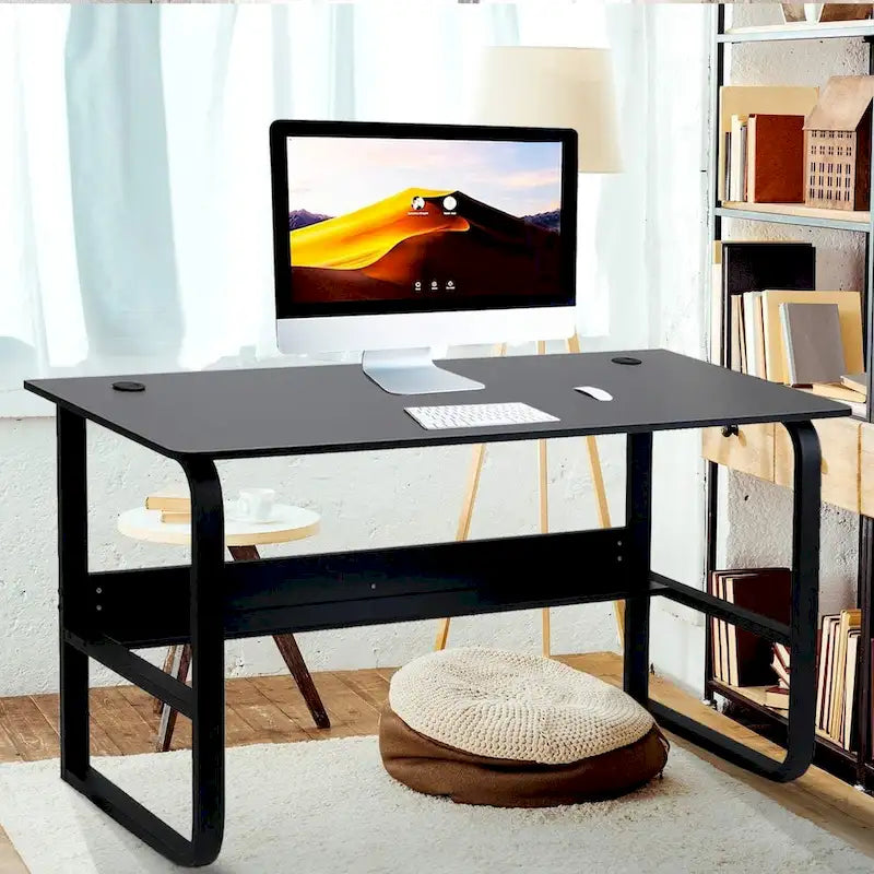 Bureau d'ordinateur moderne en métal noir avec étagères de rangement pour usage personnel