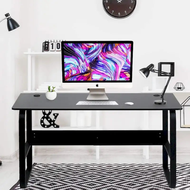 Bureau d'ordinateur moderne en métal noir avec étagères de rangement pour usage personnel